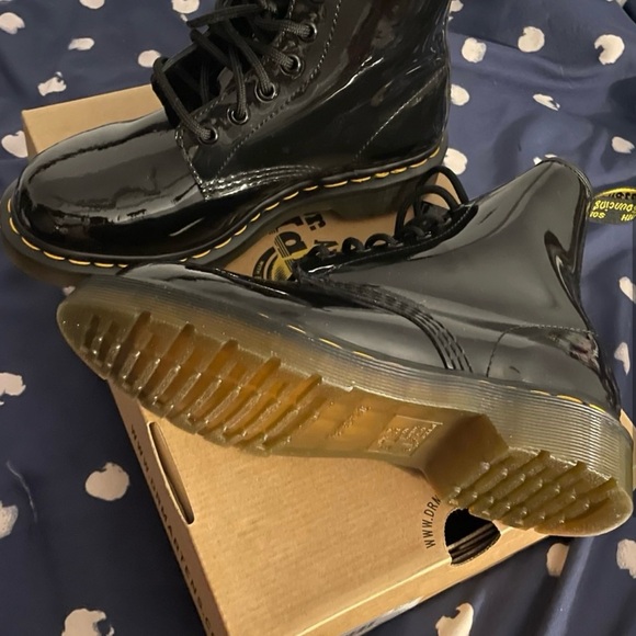 Dr. Martens 1460 WOMEN'S PATENT LEATHER LACE UP BOOTS - Picture 3 of 8